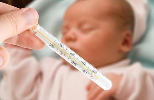 Cách hạ sốt cho trẻ 2 tháng tuổi cha mẹ cần phải ghi nhớ