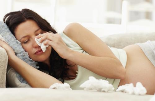 Các mẹ cần chăm sóc tốt sức khỏe cẩn thận bị cúm khi mang thai