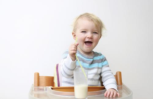 Cách cho con uống sữa đúng cách bố mẹ cần nhớ để bé khỏe mạnh