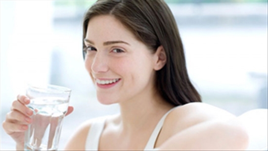 Mách bạn cách giúp cơ thể khỏe, đẹp hơn nhờ thói quen uống nước ấm