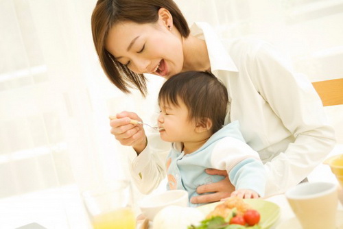 Với trẻ biếng ăn mẹ có nên bổ sung men vi sinh cho trẻ?