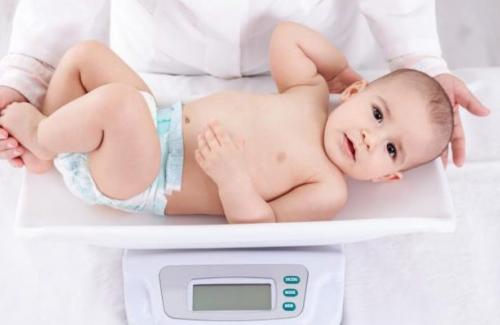 8 lý do trẻ sơ sinh tăng cân chậm bố mẹ cần đặc biệt lưu ý
