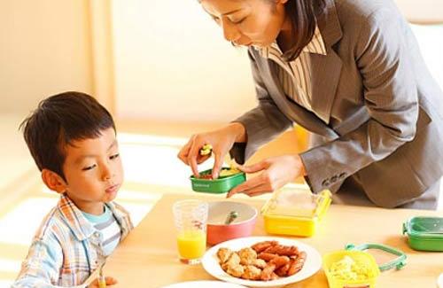 Tuyệt chiêu trị biếng ăn ở trẻ giúp mẹ không còn phải lo bưng bát chạy theo con mỗi bữa ăn