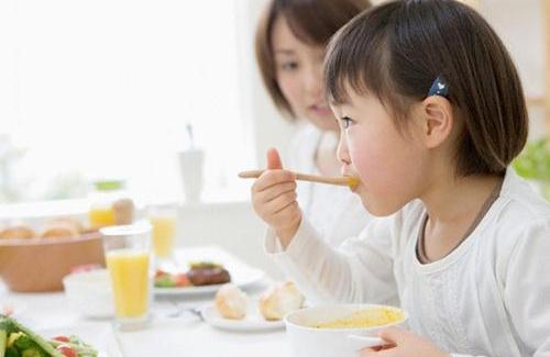 Trẻ 1 tuổi lười ăn phải làm sao để các bé không còn biếng ăn?