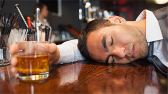 Uống rượu mà không say: Mẹo cực hay ít người biết đến
