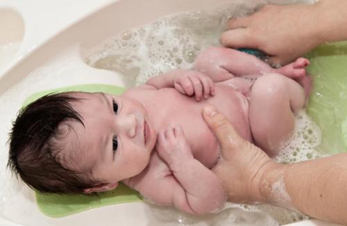 Tắm và sử dụng điều hòa cho trẻ sơ sinh đúng cách trong những ngày nắng nóng