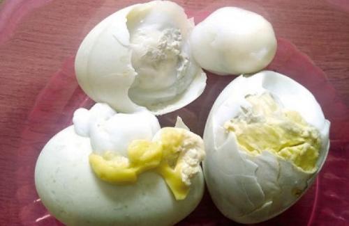 Hiểm họa khôn lường từ trào lưu ăn trứng ung để tăng cường bản lĩnh phòng the