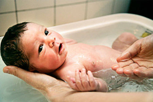 Sức khỏe: Trẻ thêm bệnh do tùy tiện tắm nước lá, các mẹ chú ý nhé!