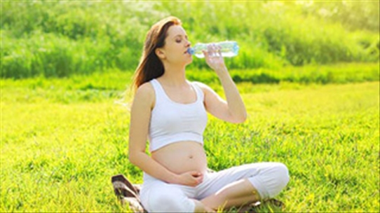 BS Nguyễn Mai Hương: Nên uống nước nhiều để duy trì nước ối tránh gây hại cho thai nhi