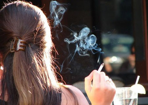 Khói thuốc lá tàn phá “vùng kín” của phụ nữ như thế nào?