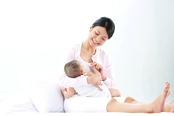 Cho trẻ bú sữa mẹ khi trẻ hoặc mẹ bị bệnh đẽ gây ra hiện tượng gì?