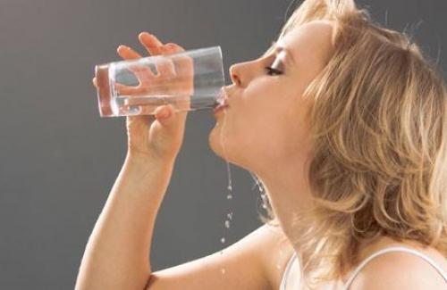 7 nguyên nhân ‘ngầm’ khiến bạn luôn cảm thấy khát nước