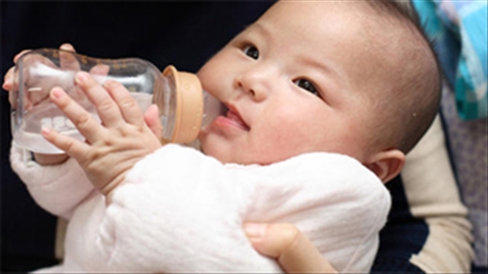 Cho trẻ dưới 6 tháng tuổi uống nước chẳng khác gì đang tự tay hại con