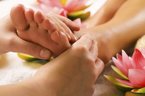 Xoa bóp bàn chân giúp điều trị các chứng mất ngủ, rụng tóc.. cực hiệu quả
