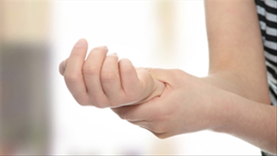Tê đầu ngón tay: Dấu hiệu cảnh báo 4 bệnh nguy hiểm