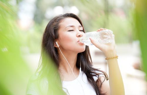 Uống nước - Bí quyết ngăn chặn da lão hóa có hiệu quả