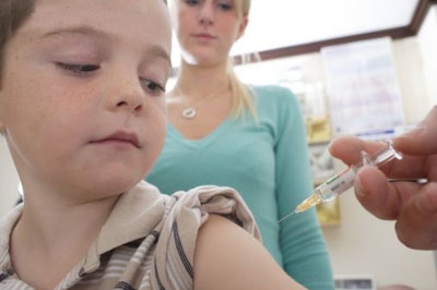 Khi trẻ bị tiêu chảy, viêm phổi, vàng da không nên tiêm vaccin phòng bệnh