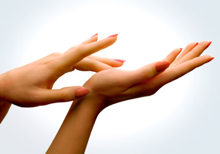Bàn tay lạnh là dấu hiệu bệnh suy giáp và thiếu máu