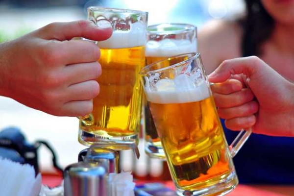 Giải khát những ngày nóng bằng bia rất dễ gây độc cho gan