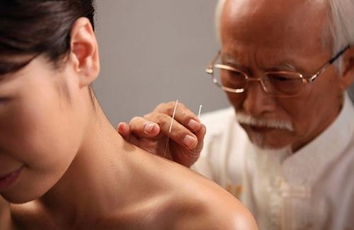 Điều trị đau vai gáy bằng phương pháp y học cổ truyền