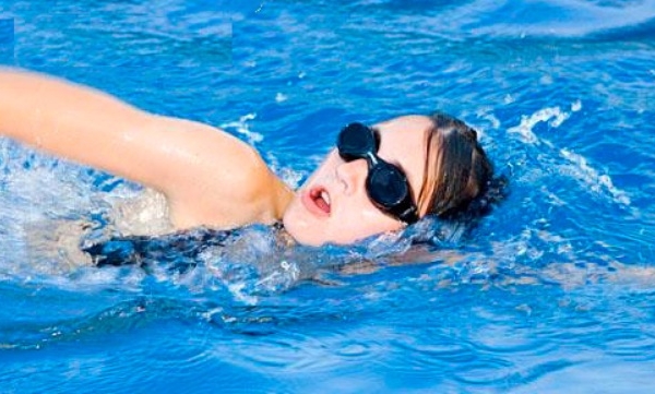 Mách bạn cách loại bỏ nước trong tai khi đi bơi rất đơn giản