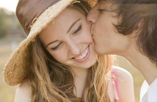 Nụ hôn cũng có thể là nguyên nhân gây cảm lạnh, viêm họng