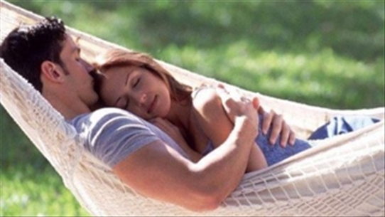 Một số tư thế ngủ giúp các cặp đôi gần gũi nhau hơn