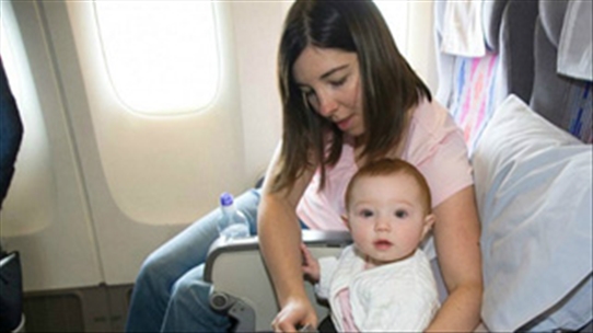 5 cách giúp mẹ tránh rắc rối khi đi máy bay với bé