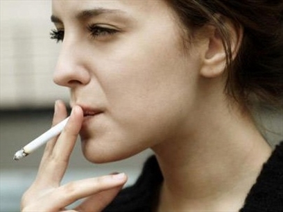 Hút thuốc làm giảm khả năng sinh con ở cả hai giới