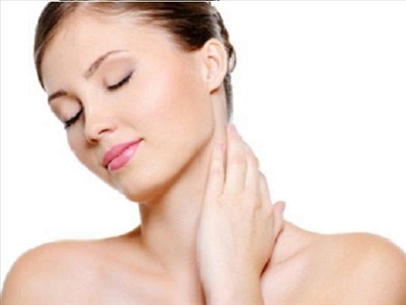 Bí quyết đơn giản giúp bạn trẻ hóa vùng da cổ và ngực