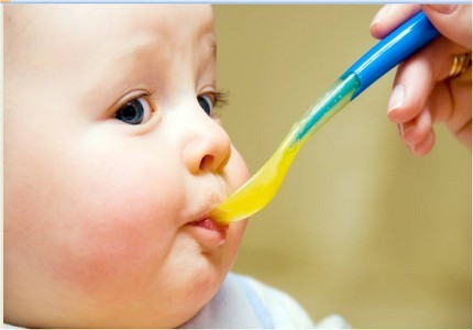 Bí kíp cho trẻ ăn váng sữa đúng cách các mẹ cần biết