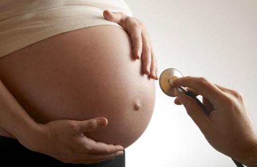 Cách nhận biết sức khỏe thai nhi trong bụng mẹ qua cú đạp