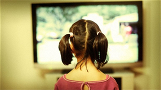 Cho trẻ xem ti vi, máy tính bao lâu mỗi ngày để không ảnh hưởng tới sức khỏe