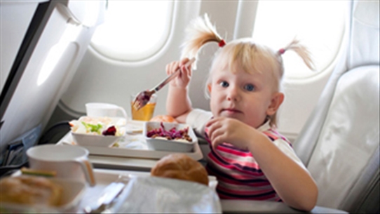 Lưu ý khi chuẩn bị hành lí cho trẻ đi máy bay là những điều gì?