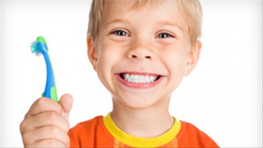 Nên chăm sóc răng cho trẻ từ sớm giúp trẻ có hàm răng khỏe mạnh!