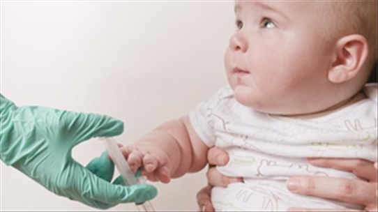 Tiêm chủng cho bé trong năm đầu đời giúp bé tăng sức đề kháng