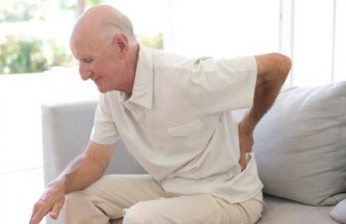 Triệu chứng loãng xương ở người già có đặc điểm gì?