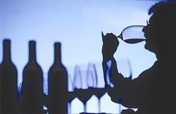 Cảnh báo bệnh viêm đa rễ thần kinh nguy hiểm do dùng rượu