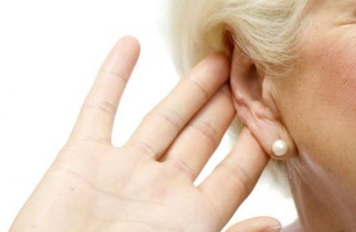 Mắc chứng điếc tiếp nhận do biến chứng của thuốc nhỏ tai