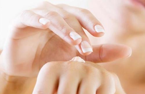 Hướng dẫn dùng thuốc sát khuẩn bôi ngoài da khi bị chàm bội nhiễm, viêm nang lông