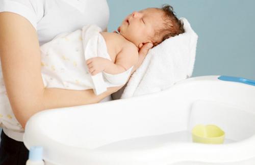 Cách tắm cho trẻ sơ sinh vừa sạch vừa an toàn, mẹ nào cũng cần học
