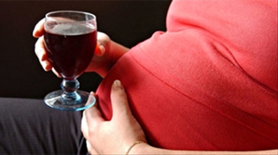 Mẹ uống rượu gây ra những biến đổi lâu dài trên não trẻ?