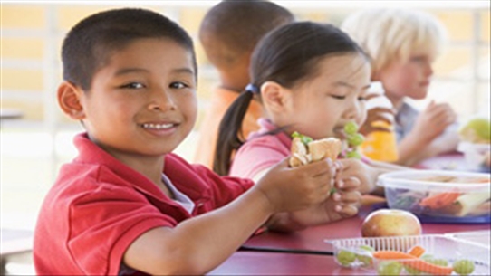 Chăm sóc con: Bữa ăn phụ lành mạnh cho trẻ hiếu động