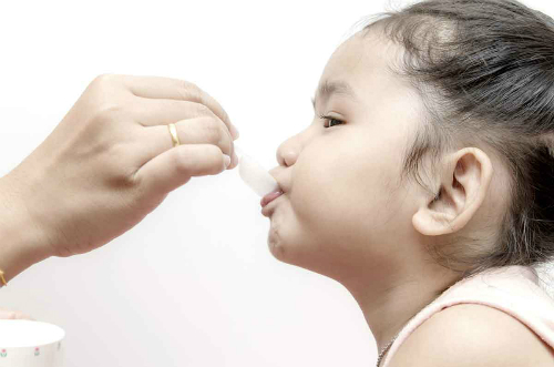 Cẩn trọng khi dùng thuốc ho, thuốc cảm chữa bệnh cho trẻ