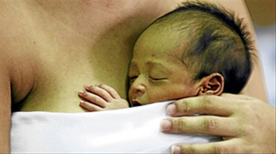 Trẻ sơ sinh khỏe mạnh hơn nhờ 'cái ôm đầu tiên' từ mẹ