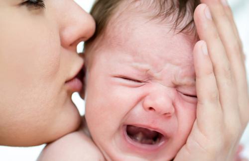 Trẻ sơ sinh bị nổi mẩn đỏ khắp người nên làm thế nào?
