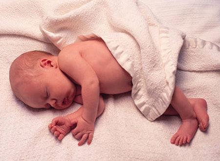 Trẻ sơ sinh ngủ nhiều ít bú sữa mẹ có gây ảnh hưởng gì không?