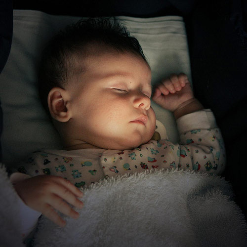 Có nên bật đèn ngủ suốt đêm khi trẻ sơ sinh ngủ không?
