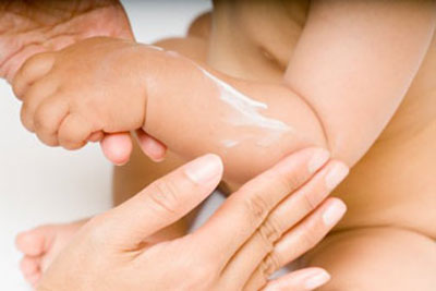 Cẩn trọng trẻ bị loét da khi dùng thuốc bôi ngoài da cho trẻ