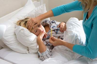 Trẻ em sốt có nguy hiểm không? Cần làm những gì khi trẻ bị sốt